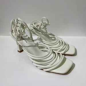 Sandali bianchi con fasce e lacci