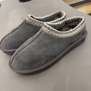Sabot Ovyè grigio con ricamo