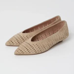 Ballerina donna in camoscio beige traforata con punta affusolata e tacco a cono 20 mm