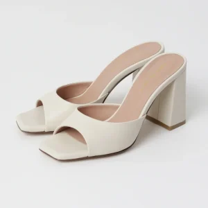 Sandalo Mules donna in pelle latte con tacco squadrato 90 mm e punta quadrata