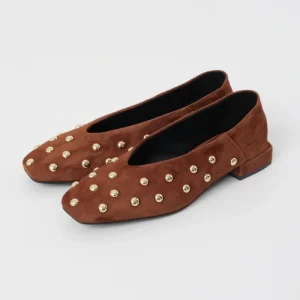 Ballerina donna in camoscio cognac con borchie oro, punta quadrata e tacco 2 cm