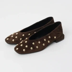 Ballerina donna in camoscio testa di moro con borchie oro, punta quadrata e tacco 2 cm