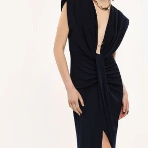 ABITO LUNGO SCOLLO PROFONDO E ARRICCIATURA CENTRALE